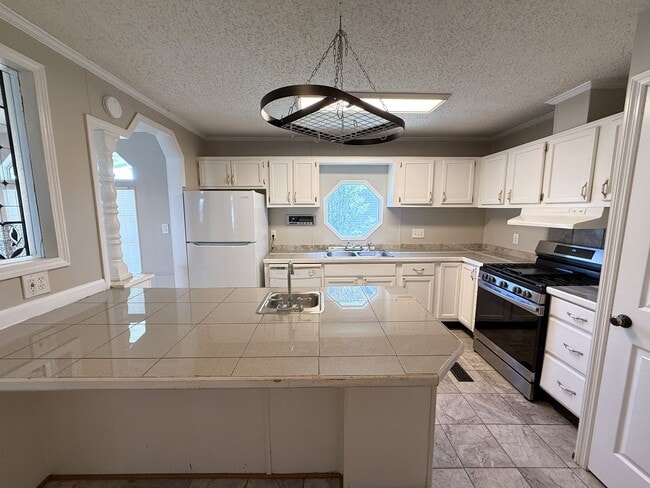 Building Photo - 3 bedroom 2 bath mobile home with tons of ...