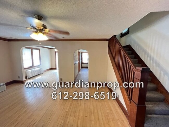 Building Photo - Merriam Park House Available Now, HW Floor...