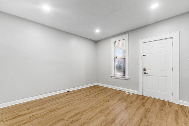 Building Photo - 424 E Mithoff St