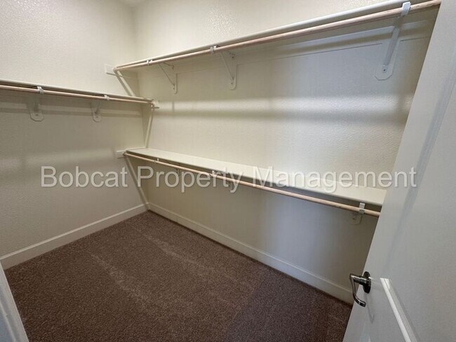 Building Photo - 923 Nelle Dr