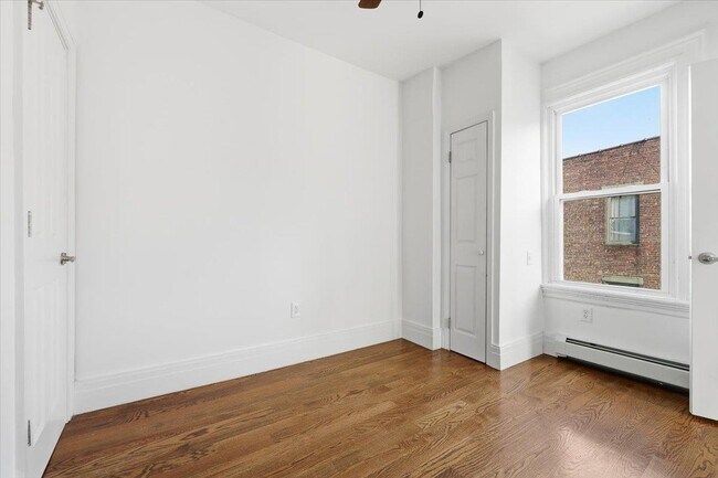 Building Photo - 76 Bowers St