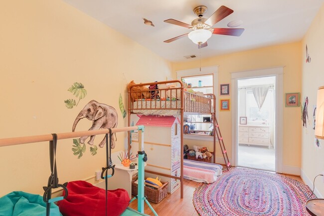 Building Photo - Unbeatable Family Home in the City w/ Park...