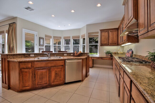 Building Photo - Beautiful 5BD/5BA Livermore Home with Huge Bonus Room and Full Downstairs Bedroom Suite!