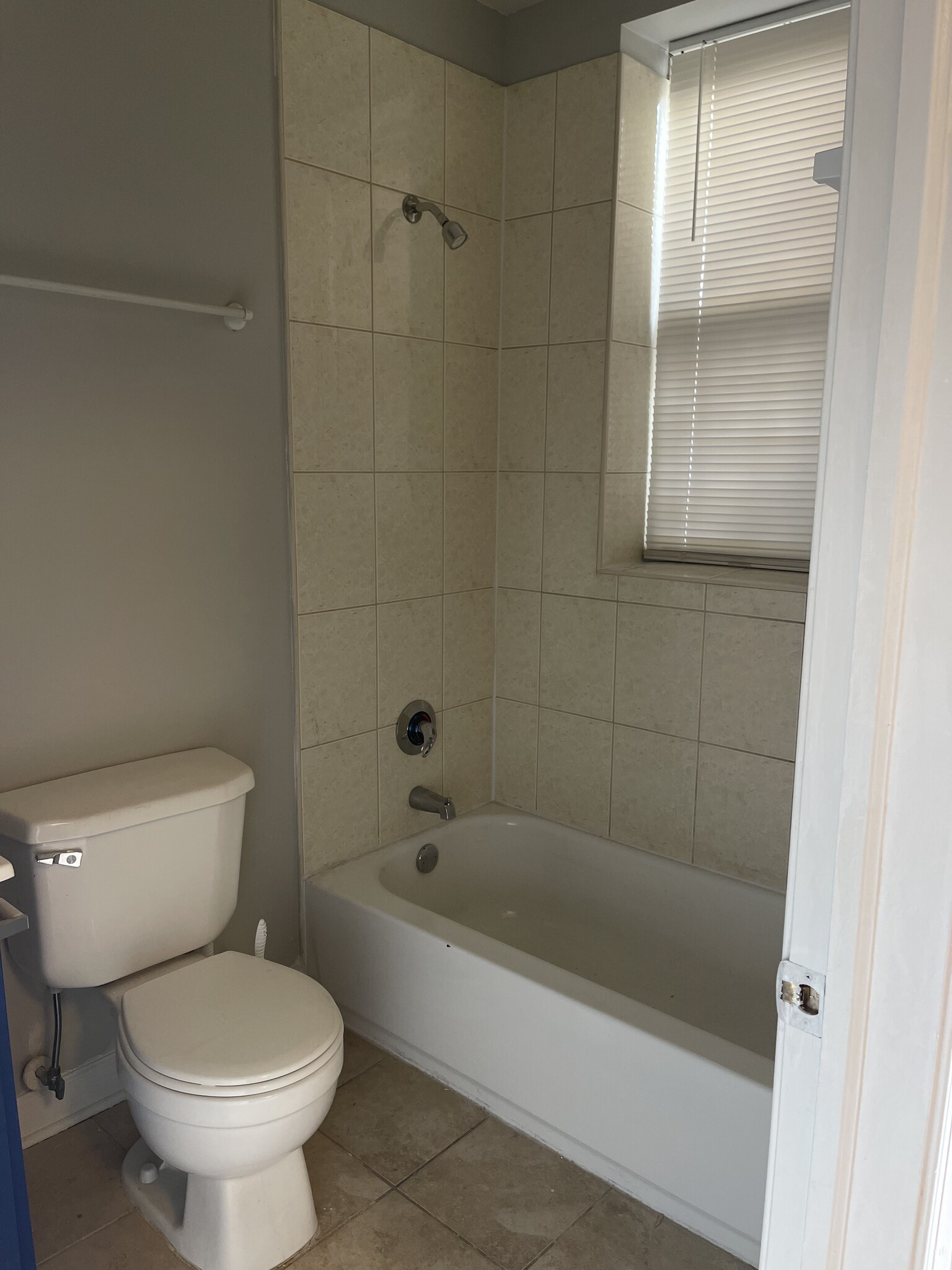 Master Bath #1 - 6201 S Champlain Ave