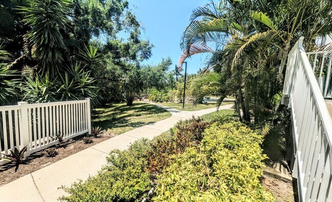 Building Photo - 850 S Tamiami Trl