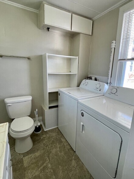 Building Photo - 406 Main St