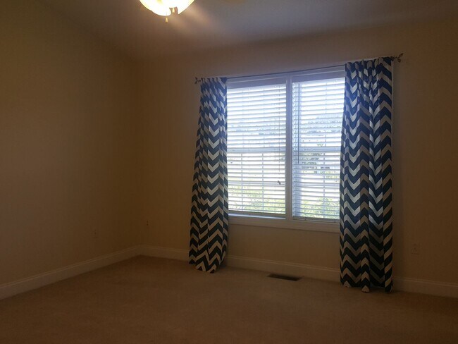 Building Photo - 3 Bedroom 2 Bath Townhouse