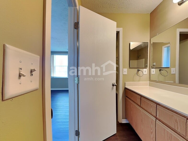 Building Photo - 327 Hartford Ct