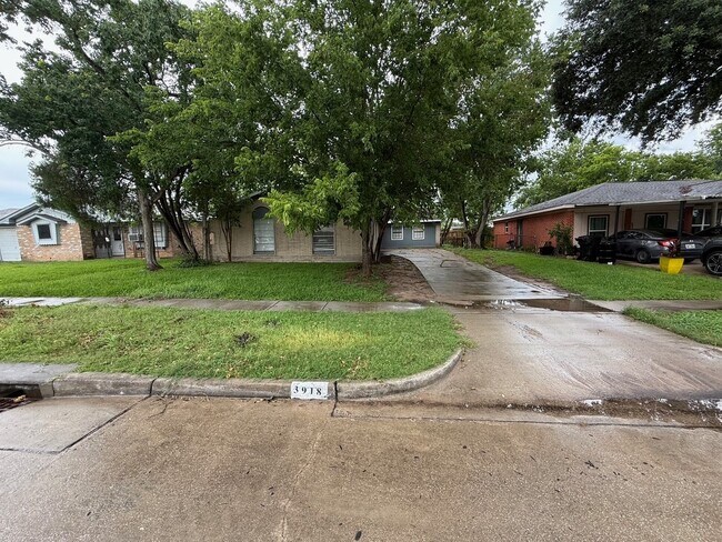 Building Photo - 3918 Dalmatian Dr