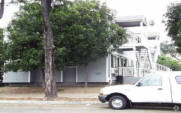 Building Photo - 5817-5821 Piedmont Ave