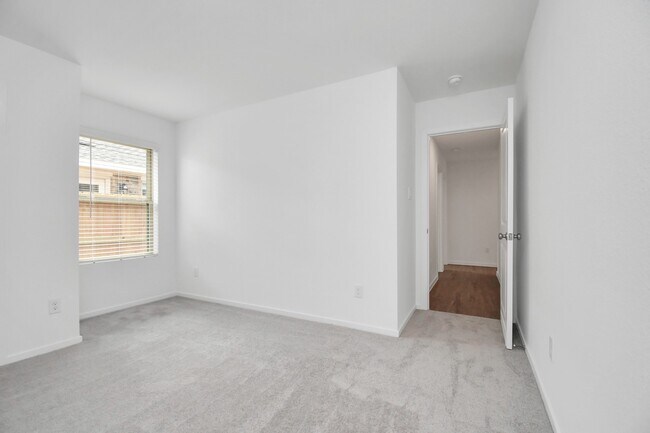 Building Photo - 1611 Windrose Bnd