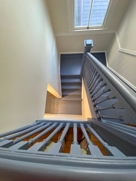 entry stair case - 1414 Thalia St