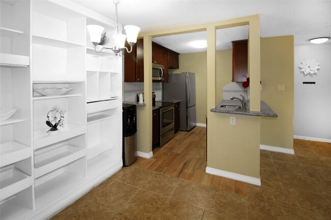 Building Photo - 2800 Jeanetta St