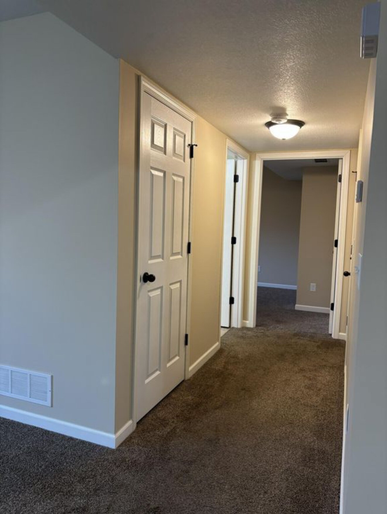 Building Photo - 423 E Cheyenne St