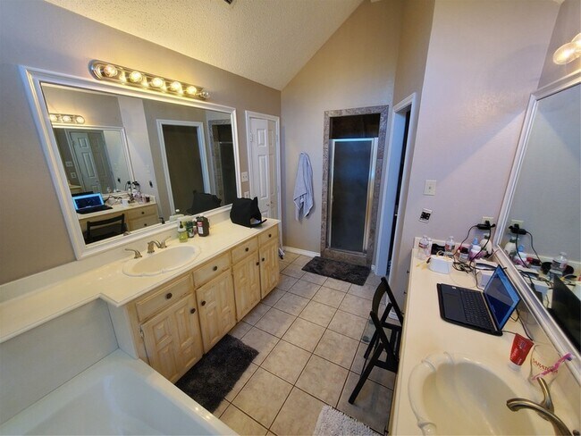 Building Photo - 2609 Classic Ct E