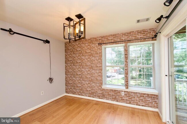 Building Photo - 3377 Lakeside View Dr