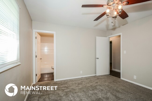 Building Photo - 4312 Oakcrest Dr