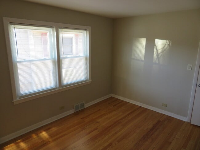 Building Photo - 6948 W Wellington Ave