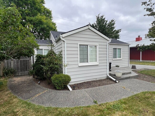 Building Photo - 2231 E Wright Ave