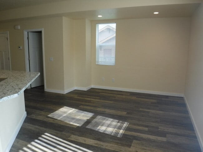 Building Photo - Newer side by side duplex