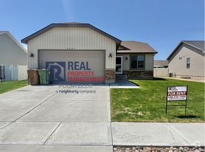 Building Photo - Beautiful 3 bed 2 bath house - 2 car Garage