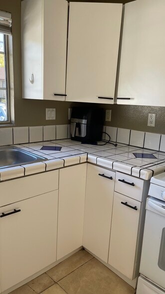 Kitchen - 13947 Meadow Ln