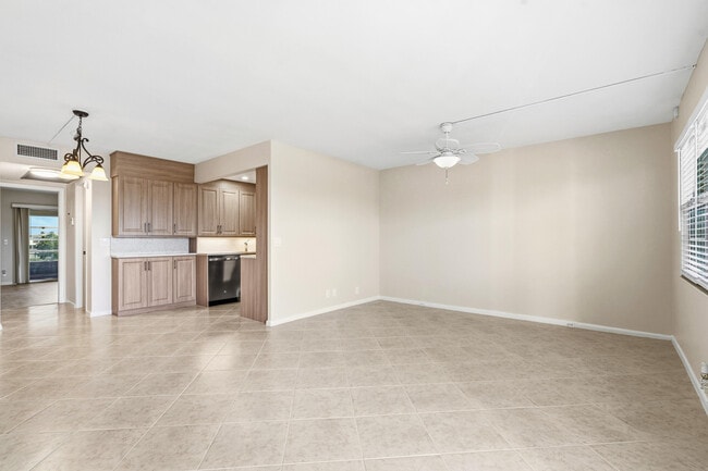 Building Photo - 4067 Yarmouth E