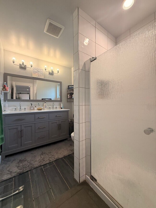 Building Photo - Spacious 4-Bedroom Home in the Heart of Edgewater