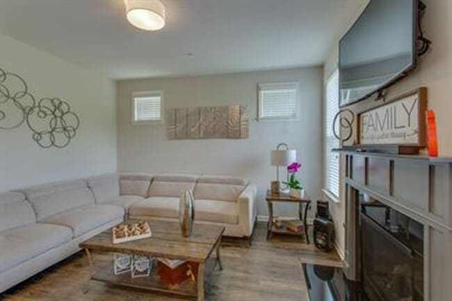 Building Photo - Beautiful Townhouse in Murfreesboro!