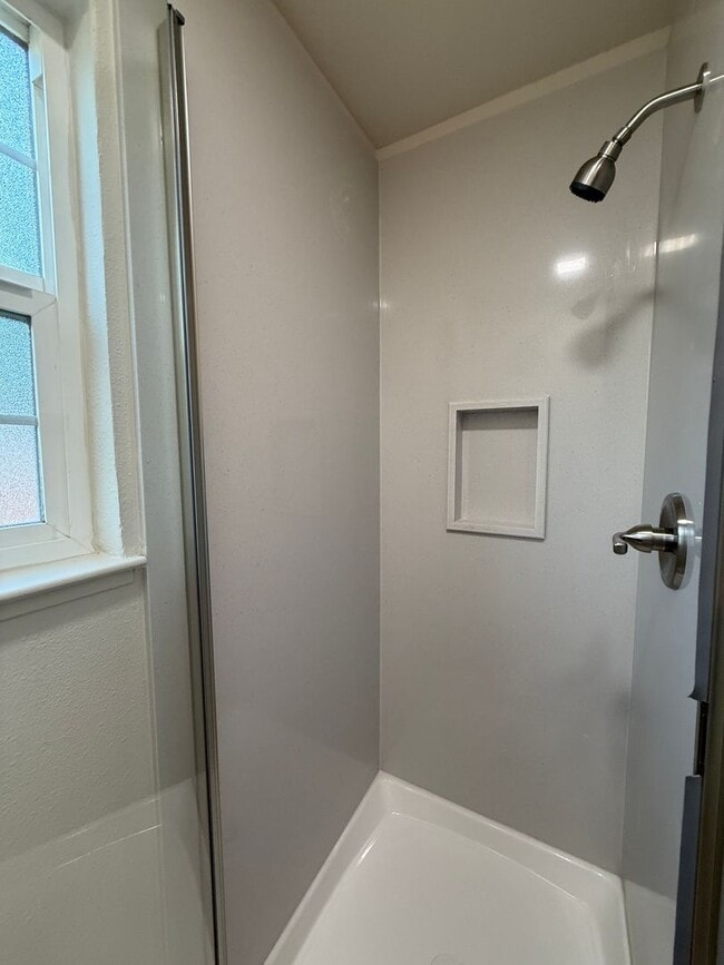 Building Photo - Updated single story near shopping and fre...