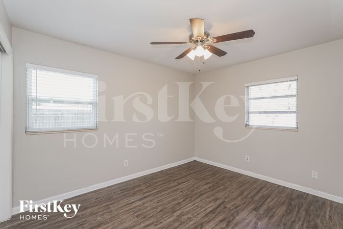 Building Photo - 4931 Cresthill Dr