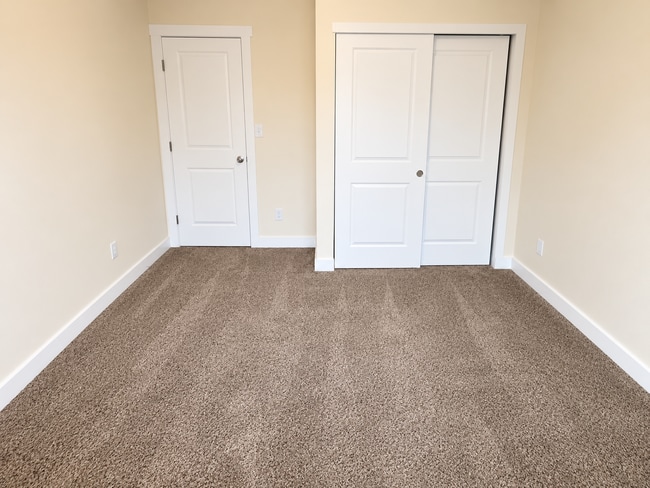 Building Photo - Spacious University Place Home Near Chambers Bay | 2-Car Garage & Lawn Care Included
