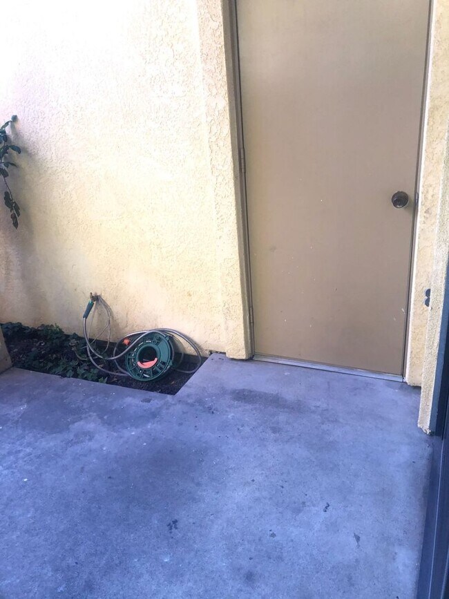 Building Photo - Convenience galore is what describes this condo!