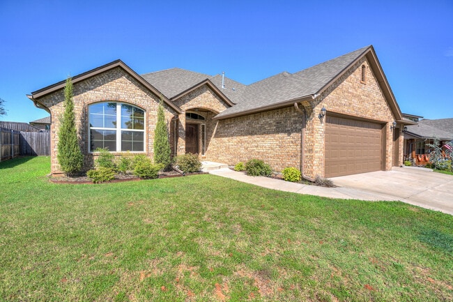 Building Photo - 1713 Pinewood Dr