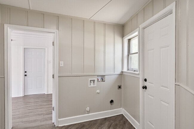Building Photo - 1501 Greenbrier Dr