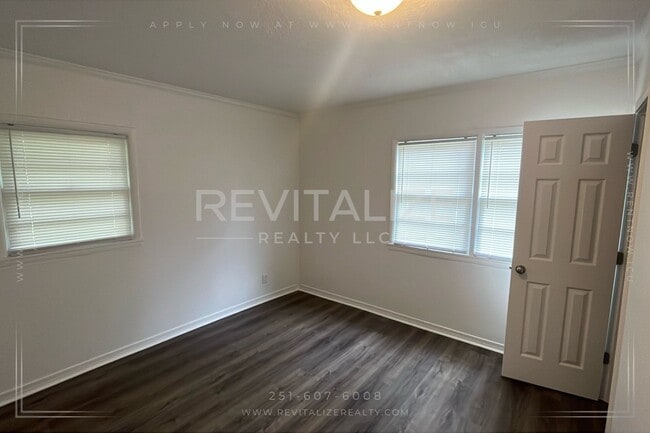 Building Photo - Newly Renovated 3 Bedroom/1 Bathroom Home ...