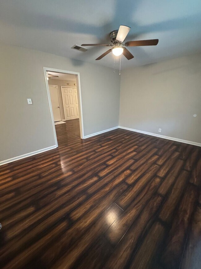 Building Photo - 2857 Lakeland Dr