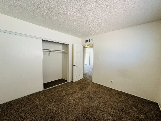 Building Photo - Conveniently Located Downstairs 2 bed, 1 b...