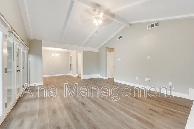 Building Photo - 4 Eastlane Pl