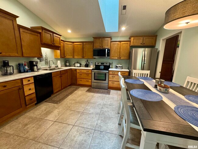 Building Photo - 4102 Creek Hill Dr
