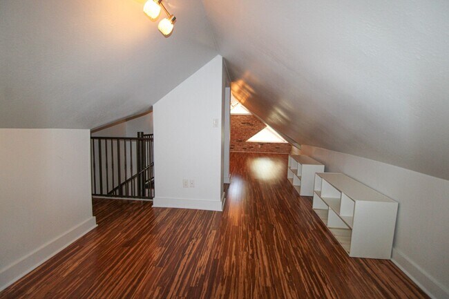 Building Photo - 436 W Rosewood Ave