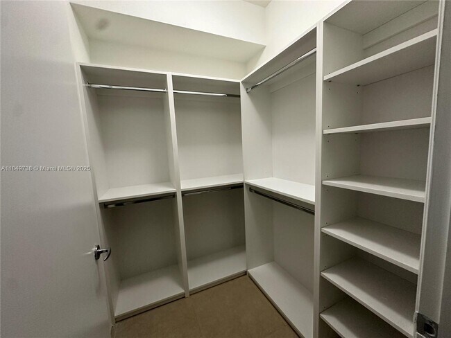 Building Photo - 21200 Point Pl