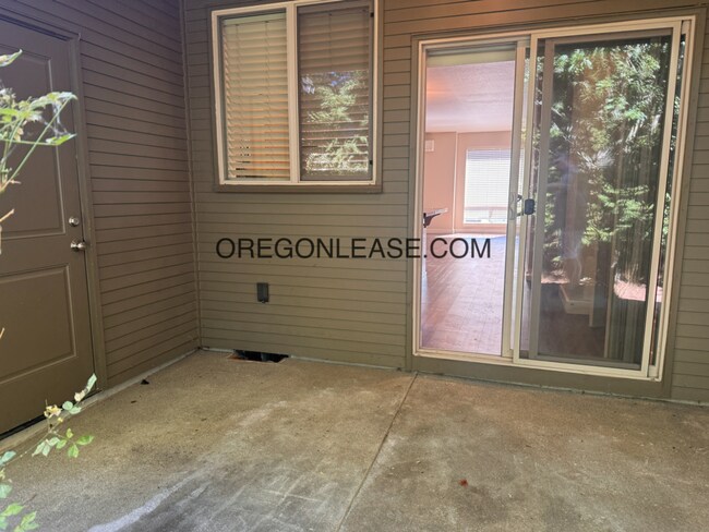 Building Photo - 2 bedroom 2.5 bath townhouse in Cal Young Area