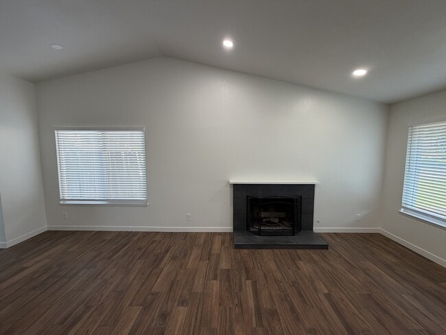 Building Photo - 1312 E Cottonwood St