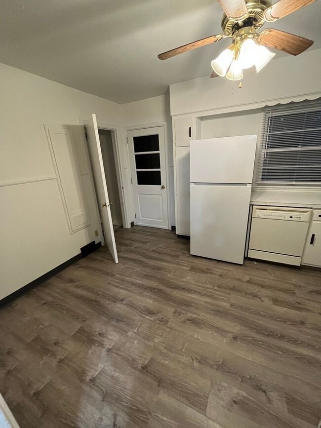 Building Photo - 2 bedroom home available in Rockford