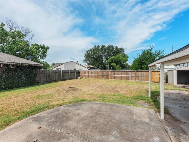 Building Photo - 7307 Village Lake Dr