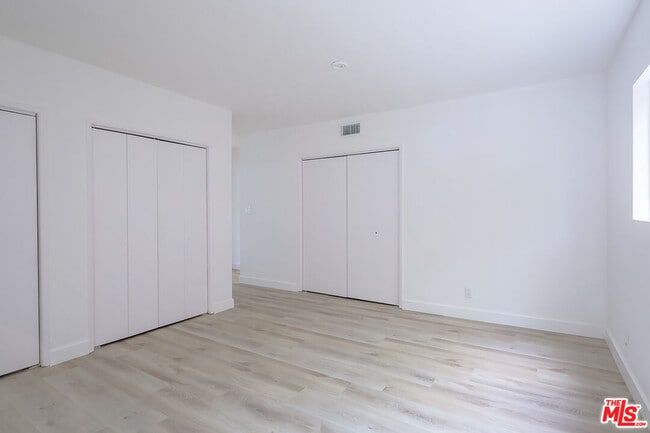 Building Photo - 823 S Detroit St