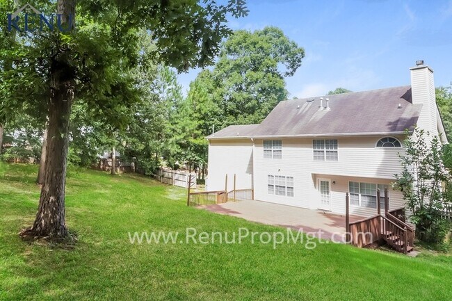 Building Photo - 4 Bedroom! 3 Bath!