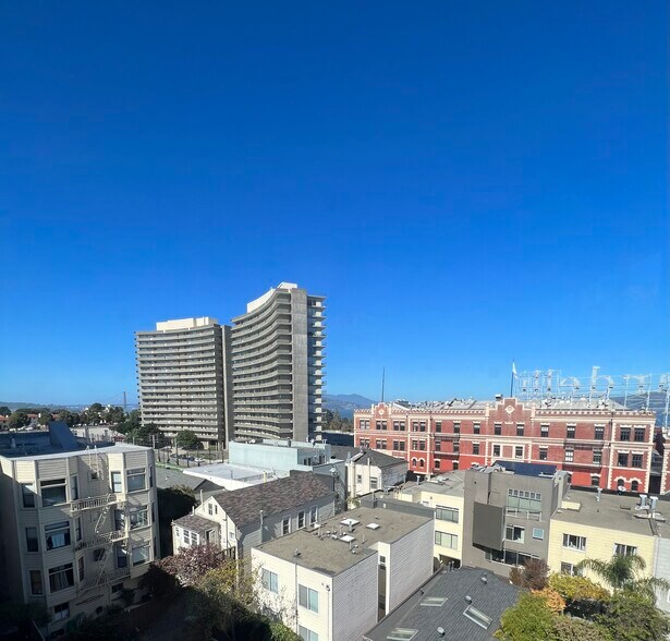 Building Photo - 950 Bay St