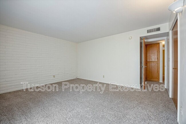 Building Photo - 3534 N Palmer Dr